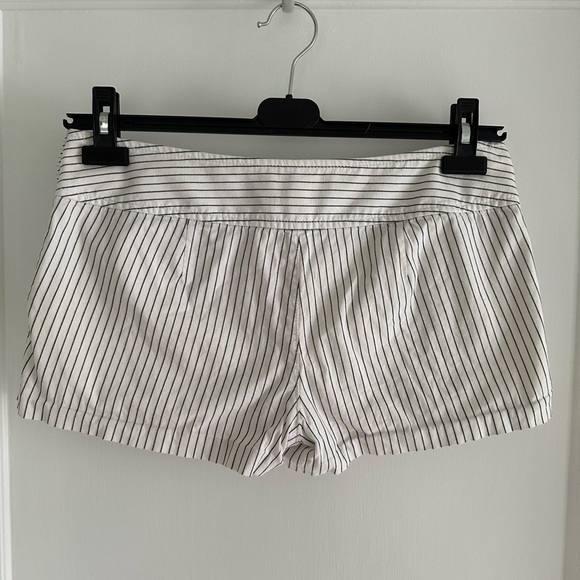 Pleaded white shorts with black stripes - Picture 2 of 4
